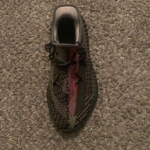 I’m selling Yeezy shoes no box both shoe